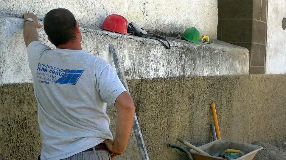 Operario de Construcciones Juan Carlos trabajando en una obra en Cáceres