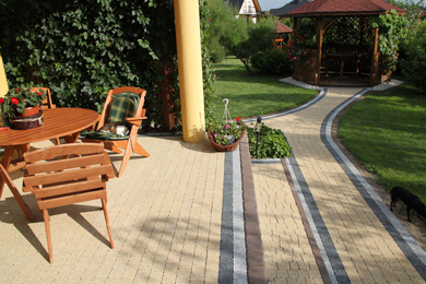 Reforma de exteriores: patio con solado y jardín