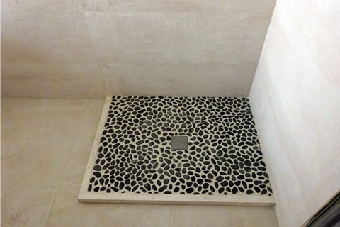 Plato de ducha tipo spa con canto rodado