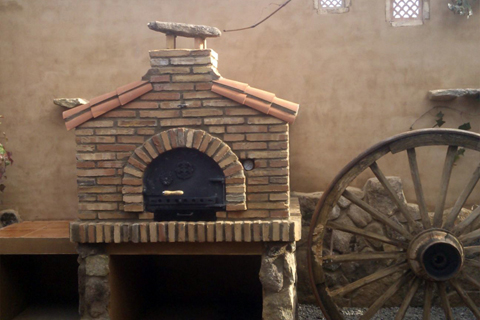 Horno de barbacoa de ladrillo en exterior